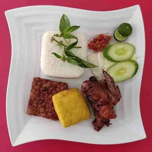 Paket Hore CAyam Bakar  + Nasi Putih + Tahu & Tempe + Sambal + Lalapan