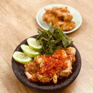 AYAM GEPREK SAMBALADO STANDAR - Best seller1. 1 Potong PAHA ATAS/DADA digoreng krispi, digeprek dadakan pake Sambalado Nyos/Ijo Nyelekit  Khas Bangkit.
2. Lalapan Kol & Timun segar.