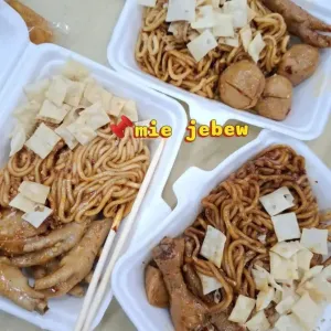 mie jebewmie jebew dengan bumbu yang pedas manis